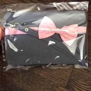 Gray/pink bow zipper wrislet